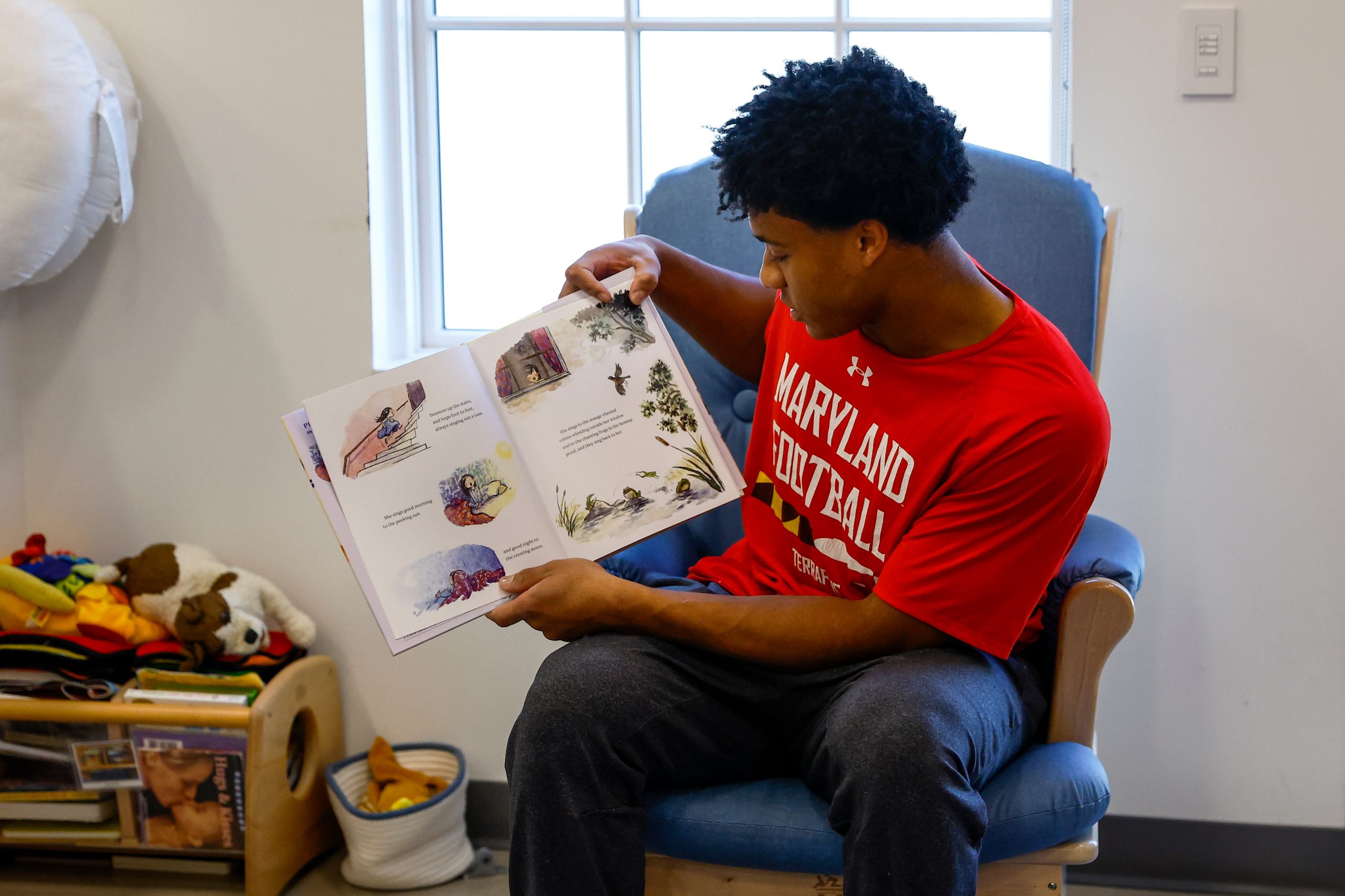 Running Back Nolan Ray (25)
Maryland Football reads to the youth at the UMD Child Development Center in College Park, MD on October 24, 2024.

Ian Cox/Maryland Terrapins